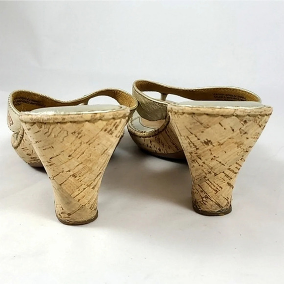 ⭐️$3/ $30⭐️ Born Leather Gold Thong Cork Wedge Cushioned Sandals Sz 39/8 - Picture 5 of 13